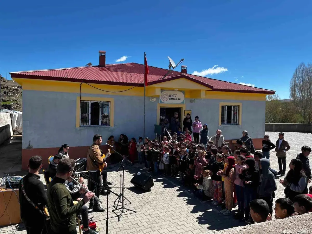 Diyadin'de Gönüllü Müzik Öğretmenlerinden Eğlenceli Köy Okulu Ziyareti