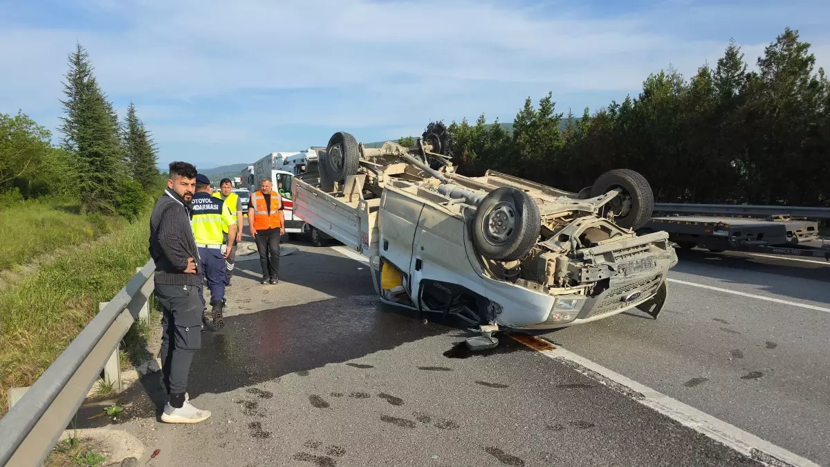 Düzce'de Lastiği Patlayan Kamyonet Takla Attı: 3 Yaralı