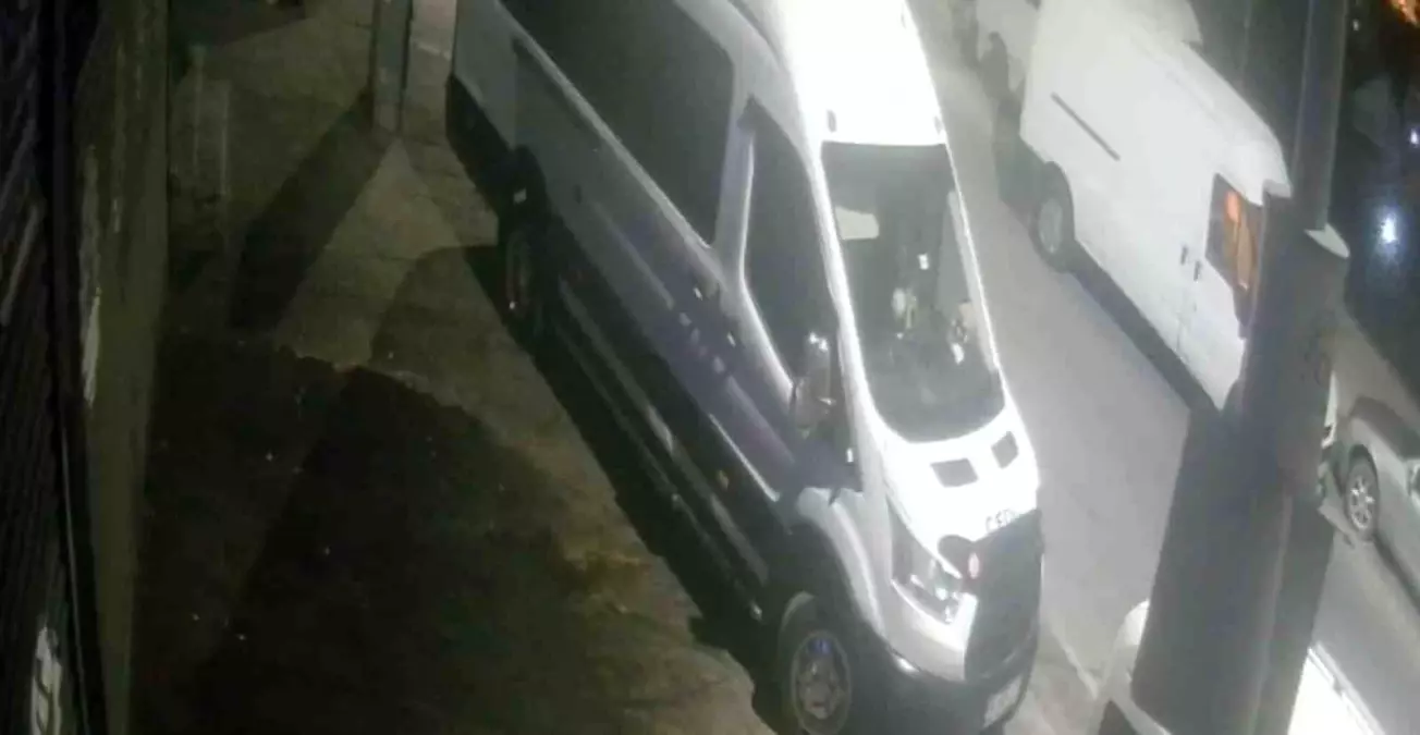 Arnavutköy'de Servis Minibüsü Hırsızlığı: Teknik Aksam Çalındı