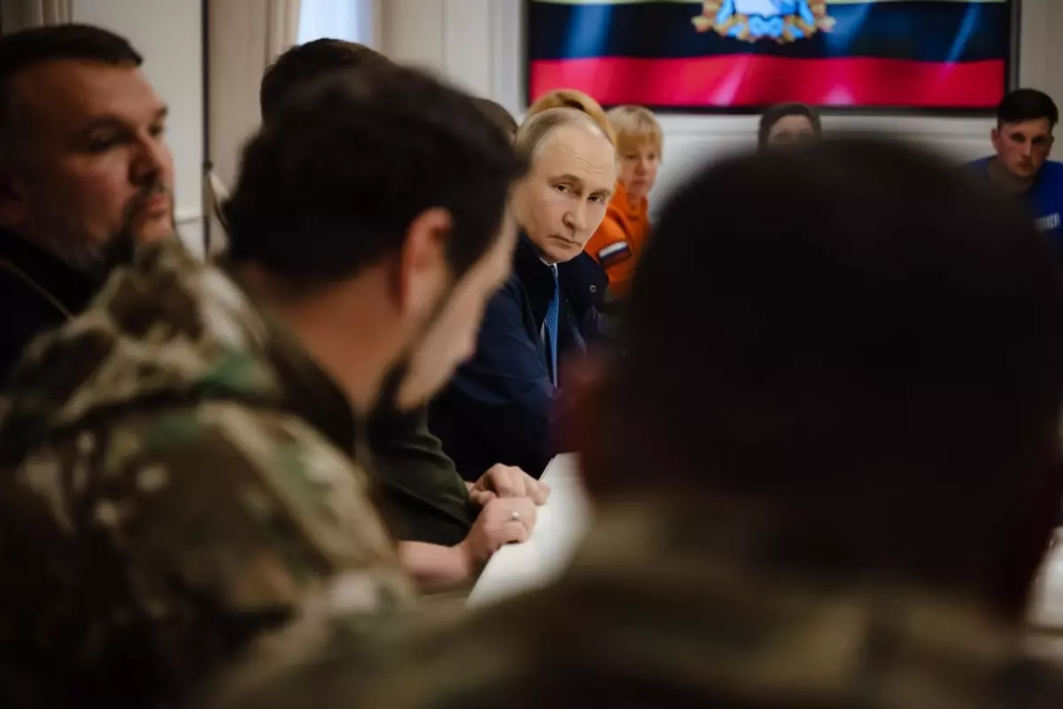 Putin, Geri Alınan Kursk Bölgesini Ziyaret Etti