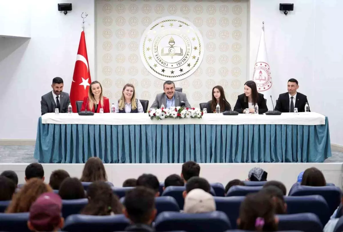Uzundere'li Öğrenciler Bakan Tekin İle Ankara'da Buluştu