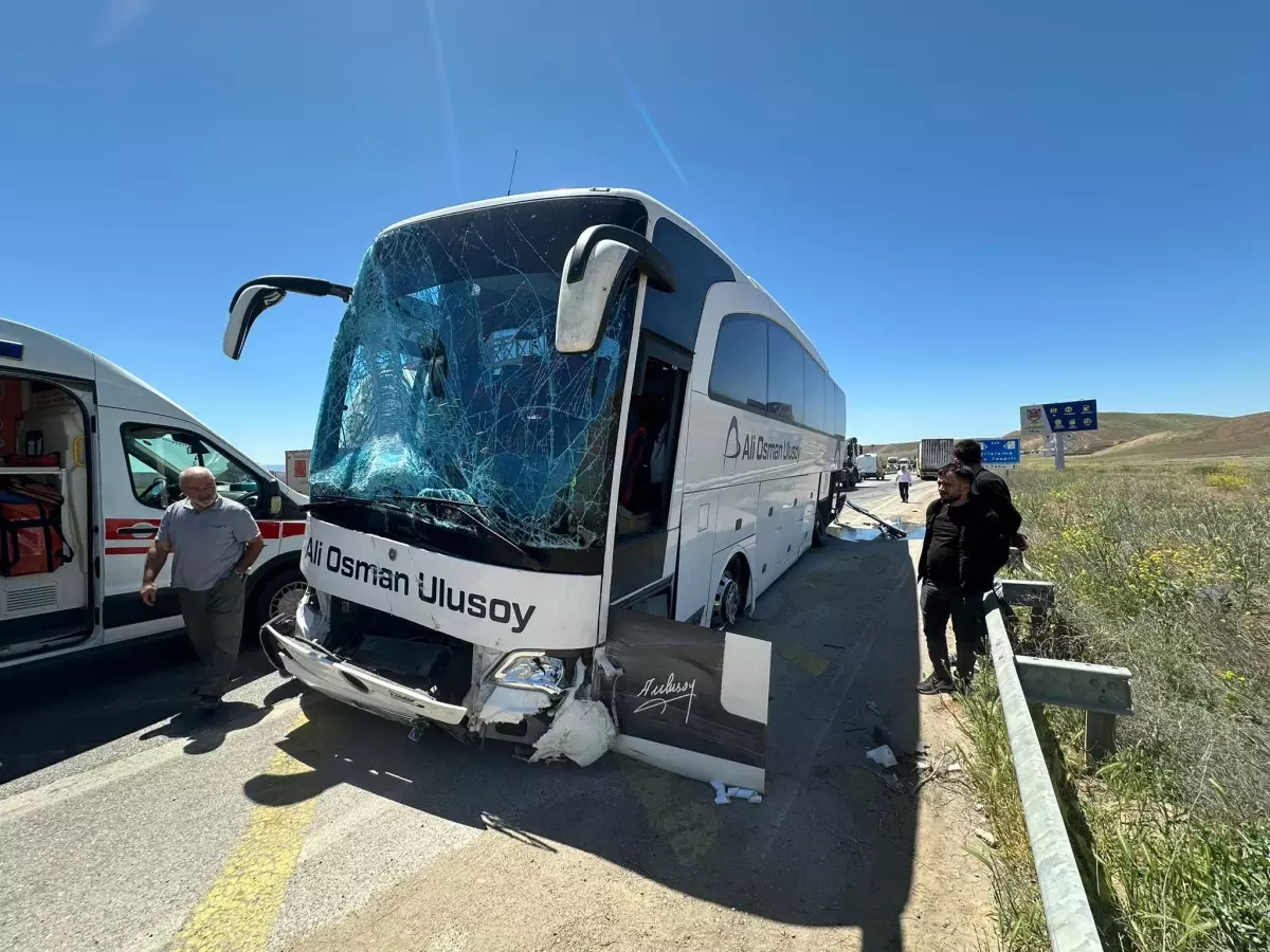 Kırıkkale'de Otobüs PTS Direğine Çarptı: 2 Yaralı