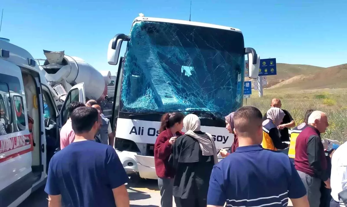 Kırıkkale'de Yolcu Otobüsü Kaza Yaptı: 2 Yaralı