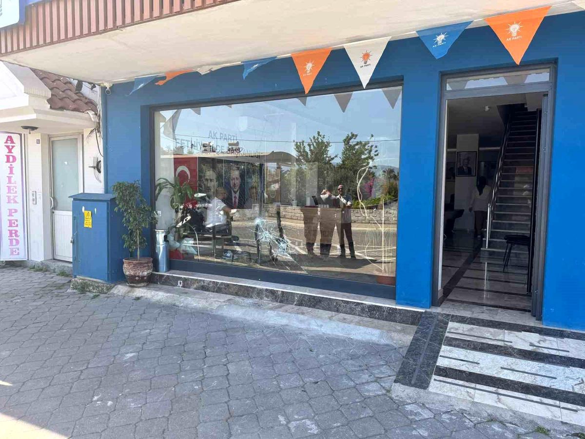 AK Parti Fethiye İlçe Başkanlığı'na Taşlı Saldırı: Şüpheli Yakalandı