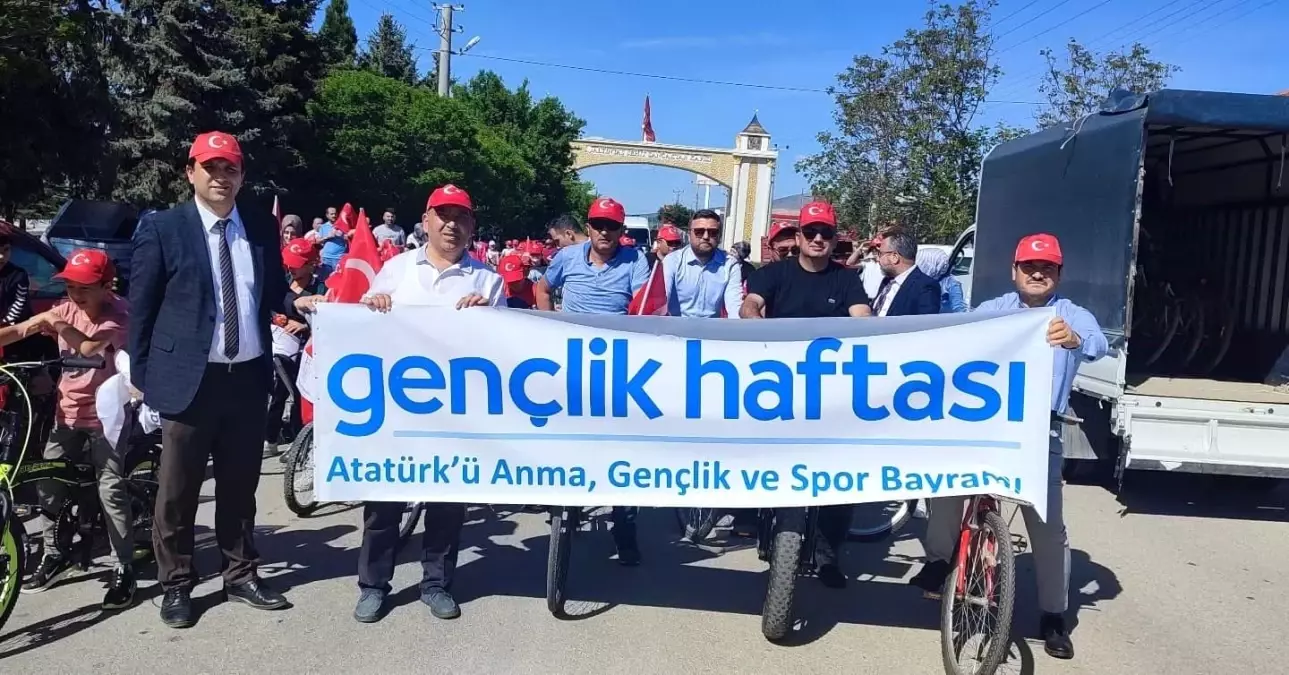 Kütahya'da Gençlik Haftası Bisiklet Turu Düzenlendi