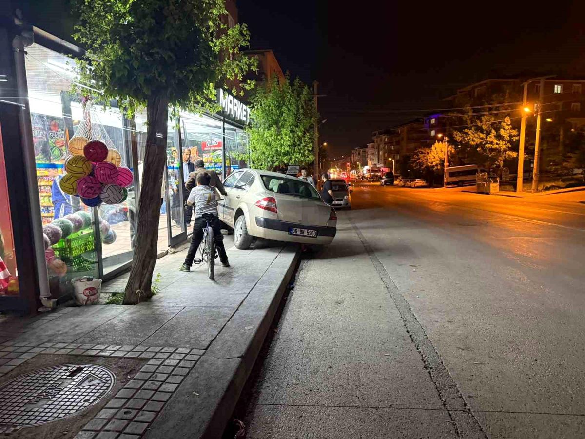 Sincan'da Kontrolden Çıkan Otomobil Marketin İçine Girdi