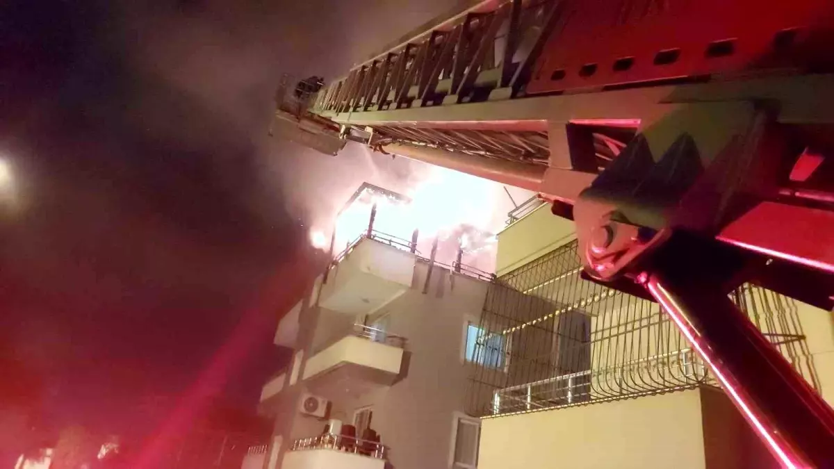 Hatay'da Dört Katlı Apartmanda Yangın