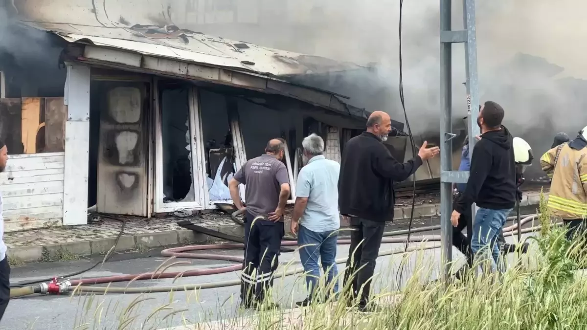 Arnavutköy'de Kömürlükte Yangın Çıktı