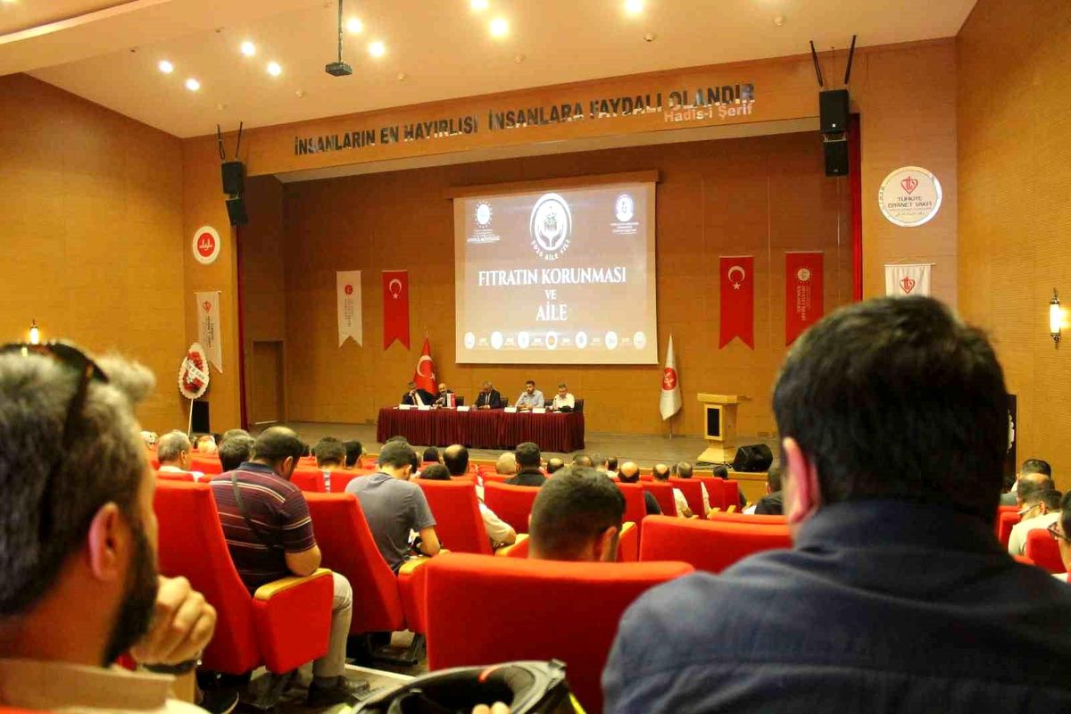 Aydın'da 'Fıtratın Korunması ve Aile' Paneli Düzenlendi