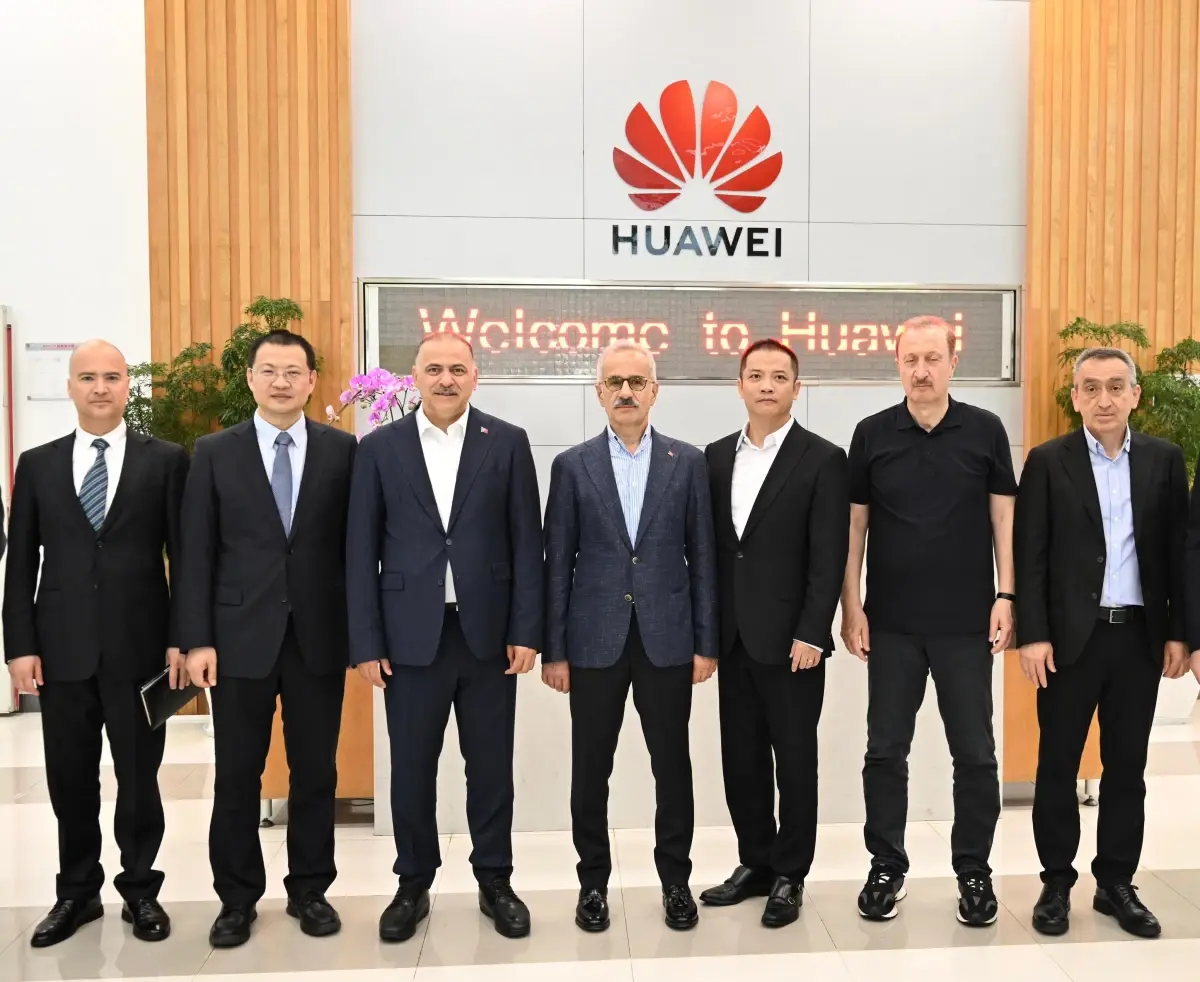Bakan Uraloğlu, Huawei'in 5G Üretim Tesisini Ziyaret Etti