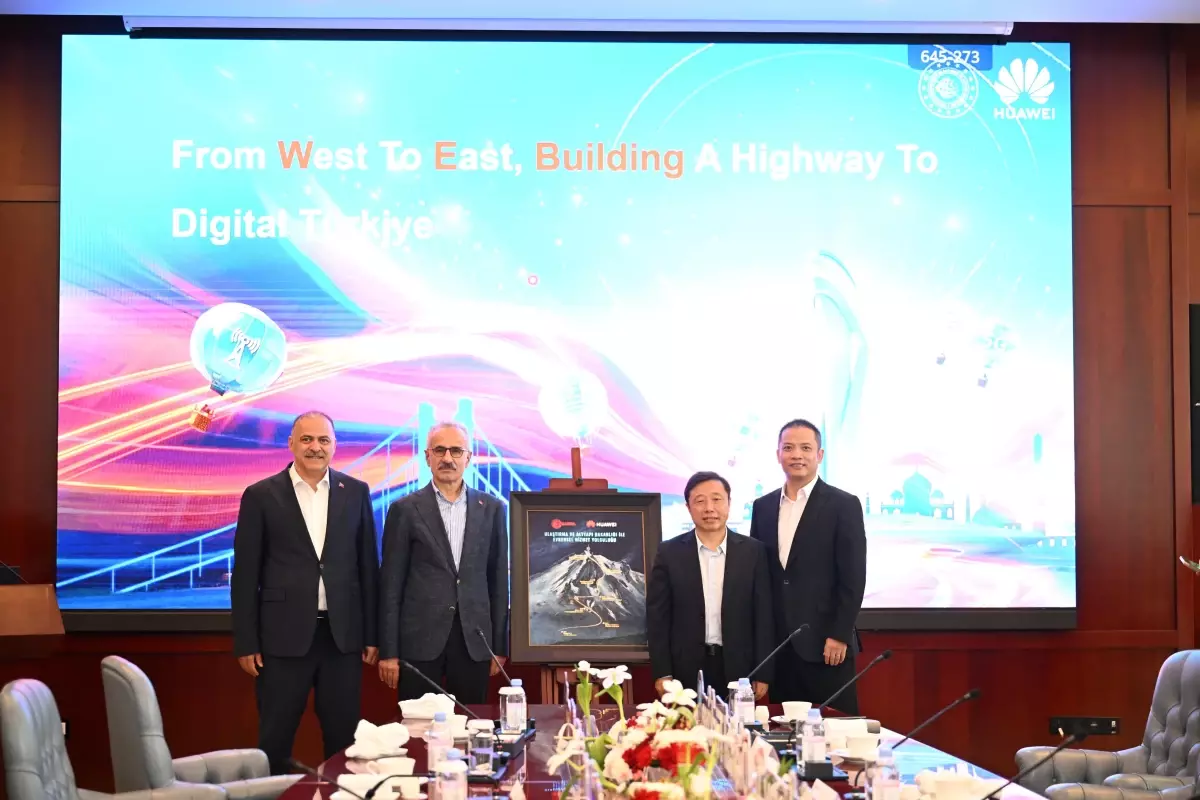 Bakan Uraloğlu, Çin'de Huawei ve ZTE ile 5G Teknolojileri Üzerine Görüşme Yaptı