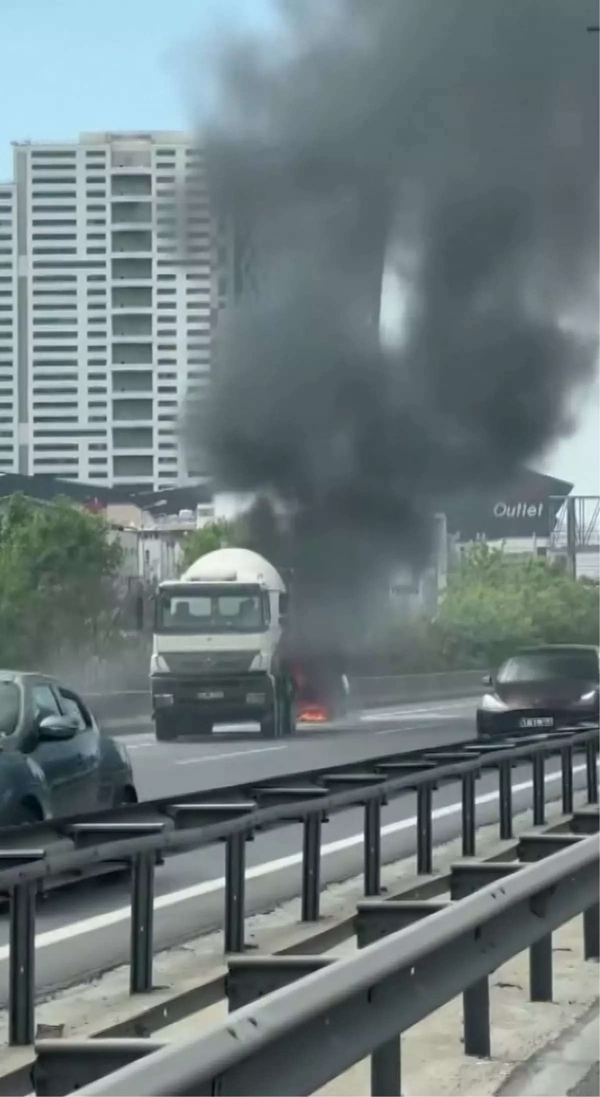 Bağcılar'da Otomobil Yangını, Trafik Durma Noktasına Geldi