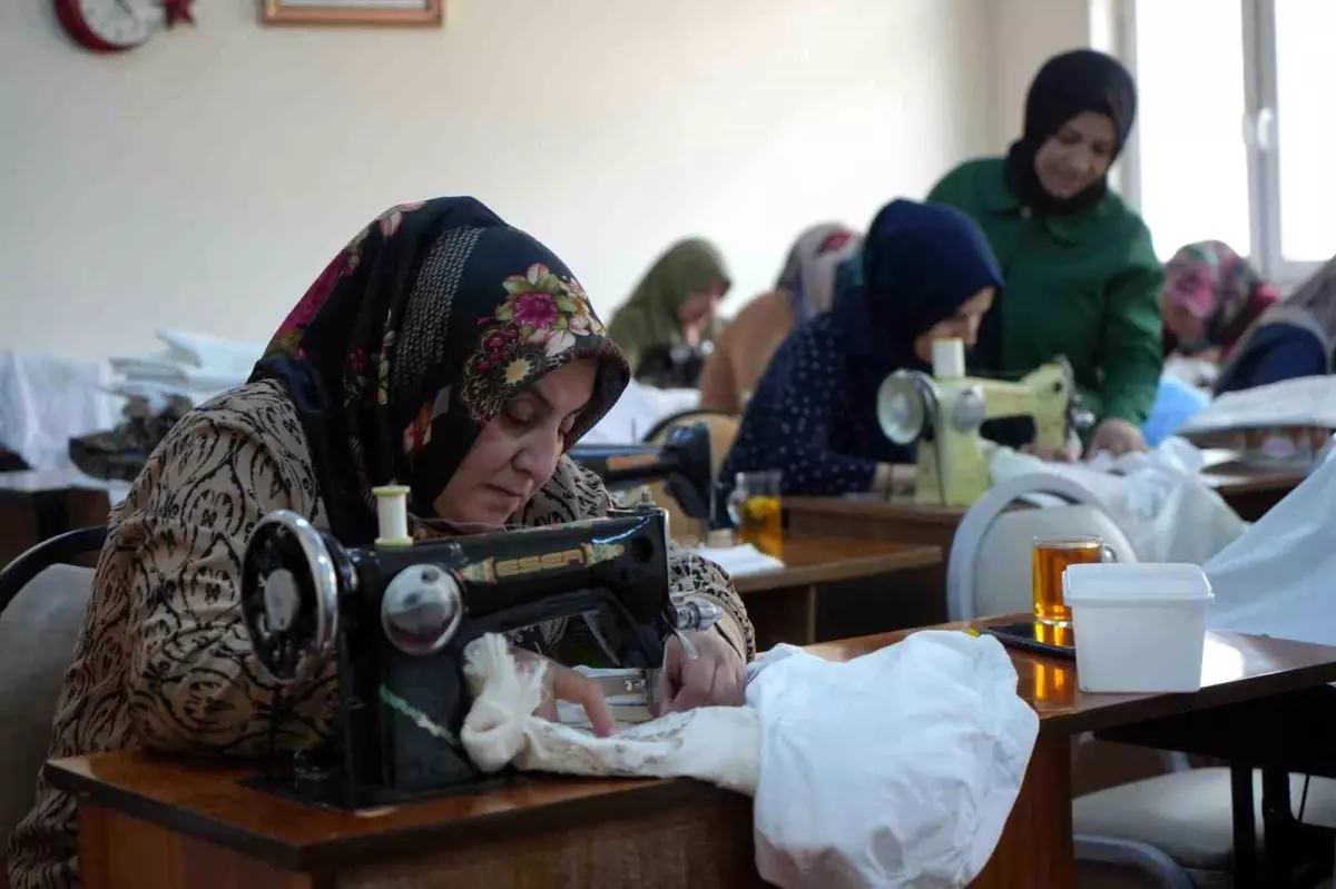 Bayburt'ta Beyaz İş Nakışlarıyla Kadınlar Ev Ekonomisine Katkıda Bulunuyor