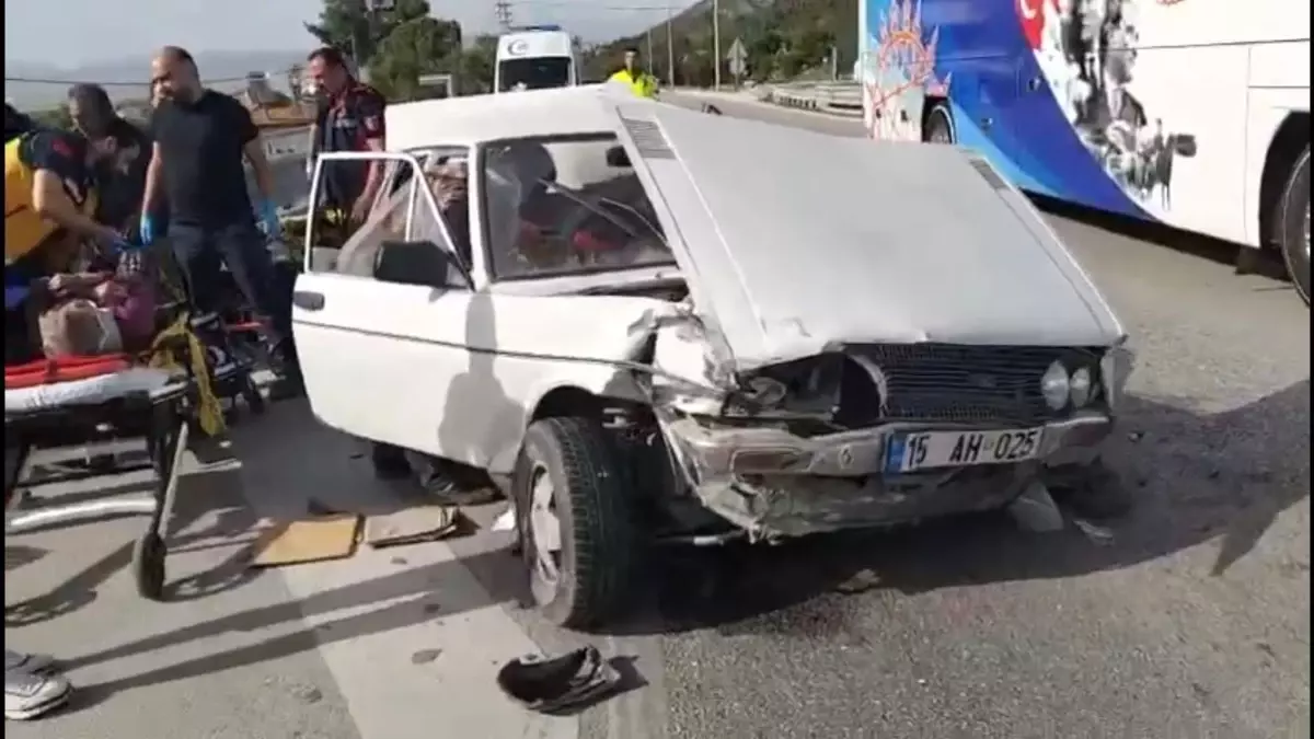 Burdur'da Trafik Kazasında Gazeteci ve Ailesi Yaralandı