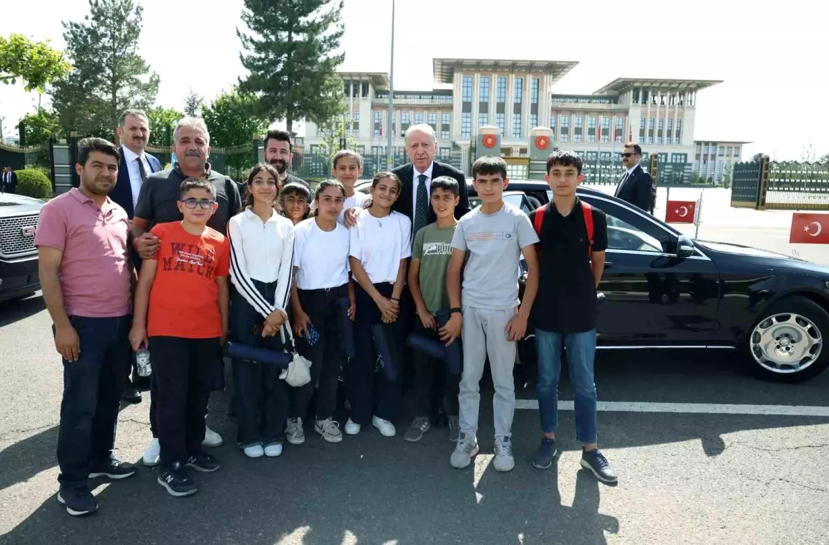 Cumhurbaşkanı Erdoğan, Adıyamanlı çocuklarla 15 Temmuz Şehitler Anıtı'nda buluştu