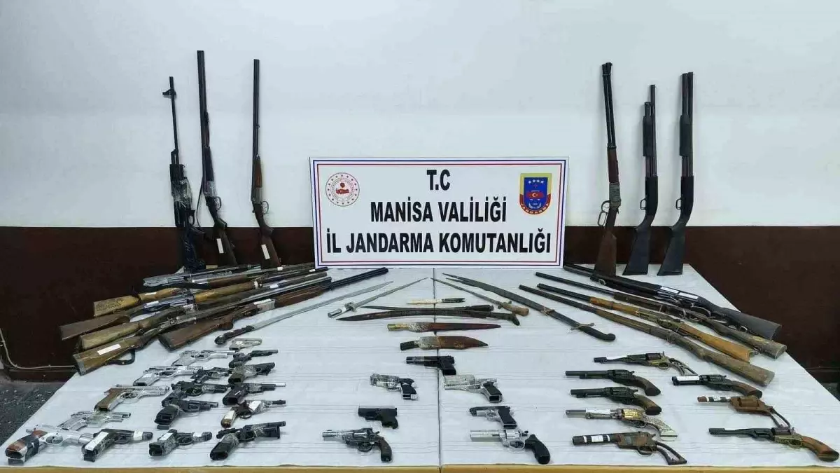 Manisa'da Ruhsatsız Silah Operasyonu: 4 Gözaltı