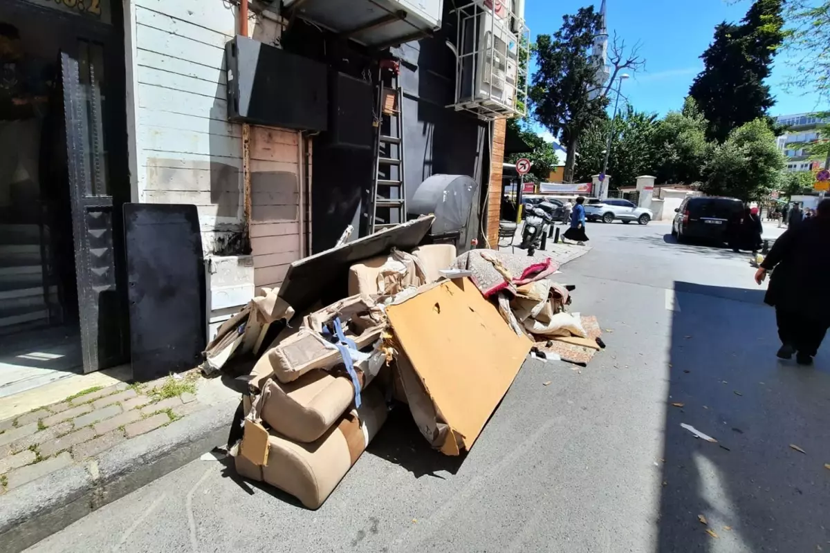 Evini taşımak için eşyaları pencereden aşağıya attı