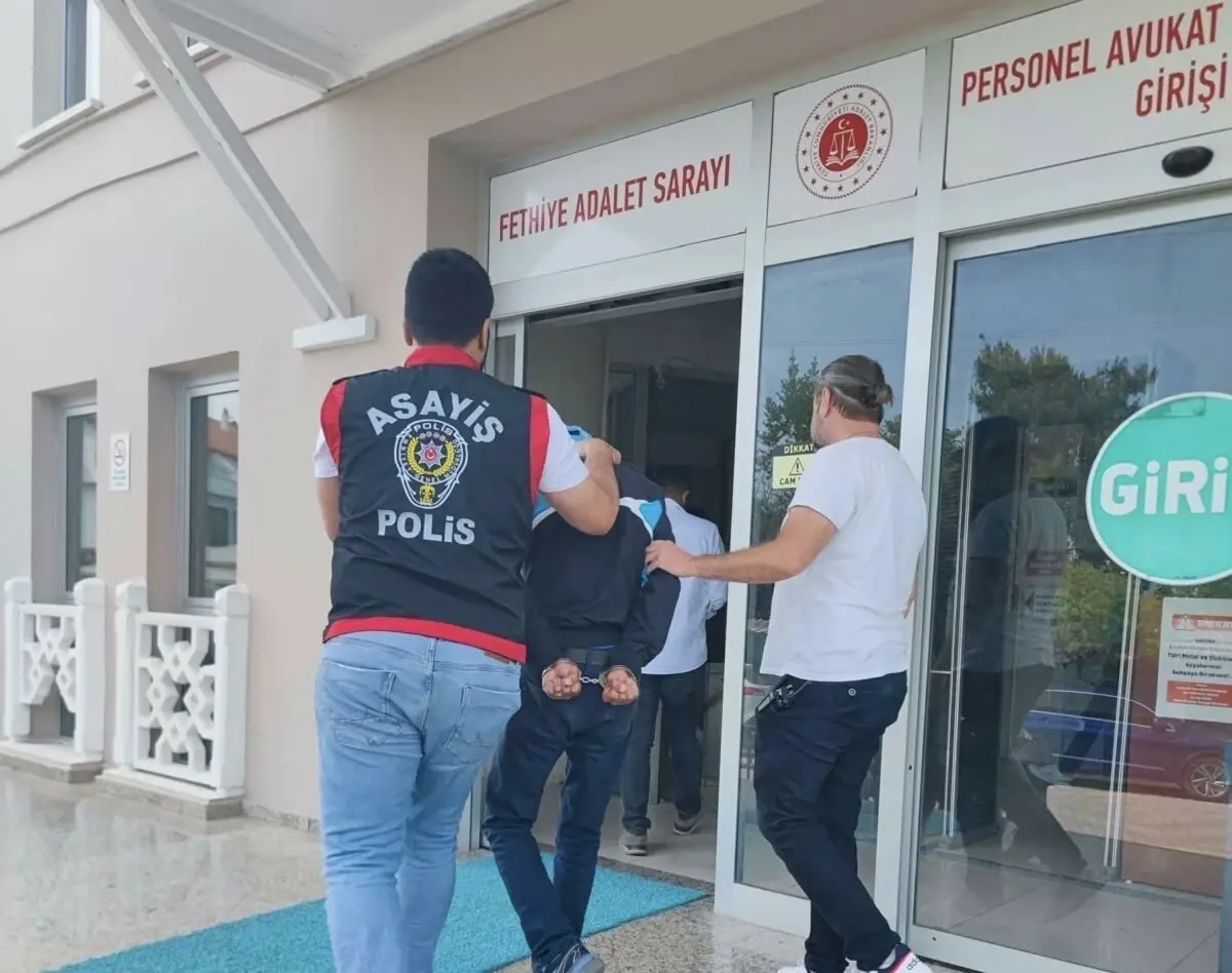 AK Parti İlçe Başkanlığına Taşlı Saldırı Yapan Şüpheli Tutuklandı