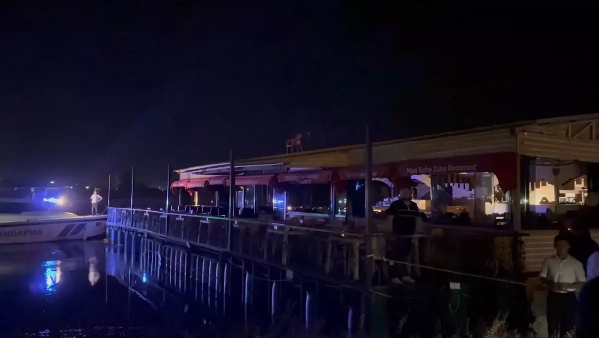 Birecik'te Duba Restoran Akıntıya Kapıldı, Mahsur Kalanlar Kurtarıldı