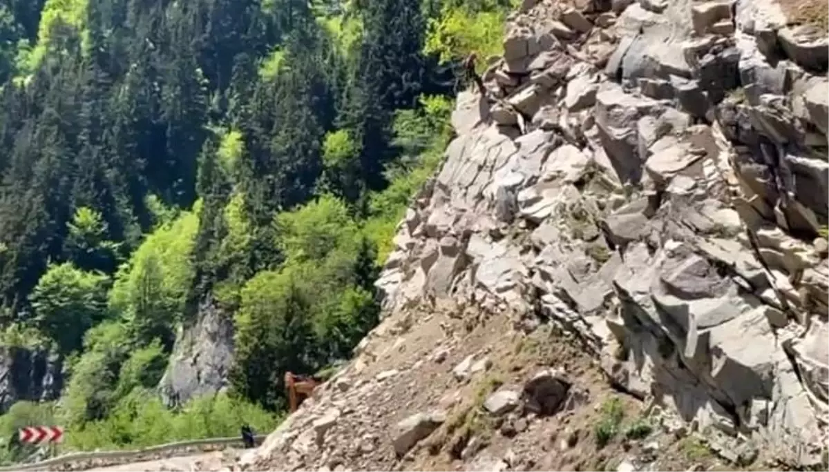 Giresun-Sivas Karayolunda Tehlikeli Kayalar Kontrollü Olarak Temizleniyor