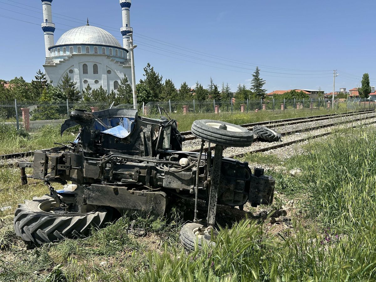 Uşak'ta Kontrolsüz Hemzemin Geçitte Tren Traktöre Çarptı: Sürücü Yaralandı