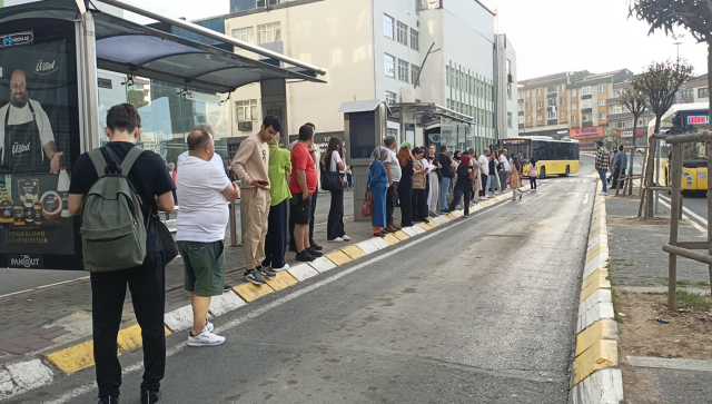 İstanbul'da kaos! 3 bin 41 özel halk otobüsü kontak kapattı İstanbul'da kaos! 3 bin 41 özel halk otobüsü kontak kapattı