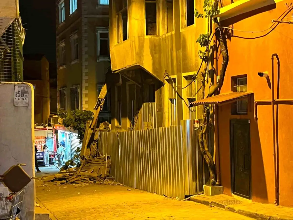 İstanbul Fatih Ayvansaray'da, metruk binada çökme meydana geldi. İhbar üzerine itfaiye, AFAD, UMKE ve sağlık ekipleri sevk edildi.