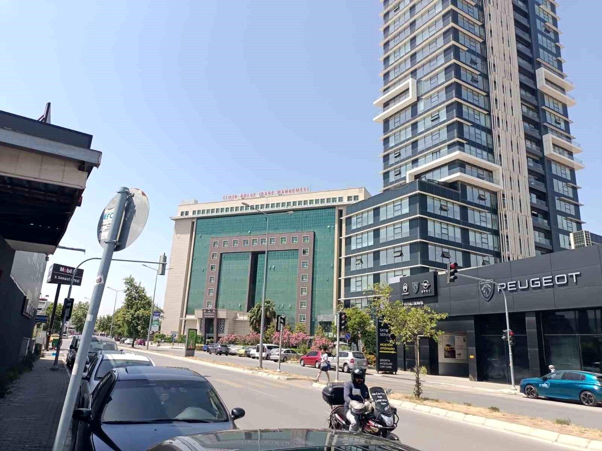 İzmir'de Rüşvet Operasyonu: İcra Müdür Yardımcısı ve Katip Suçüstü Yakalandı