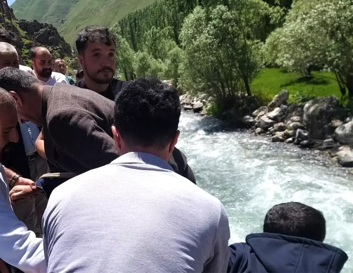 Van'da Kontrolden Çıkan Kamyonet Dereye Uçtu