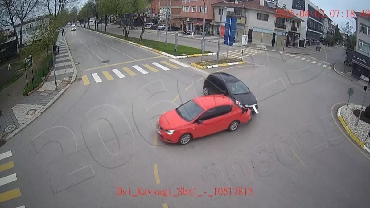 Sakarya'da KGYS kameralarına yansıyan trafik kazaları görüntülendi