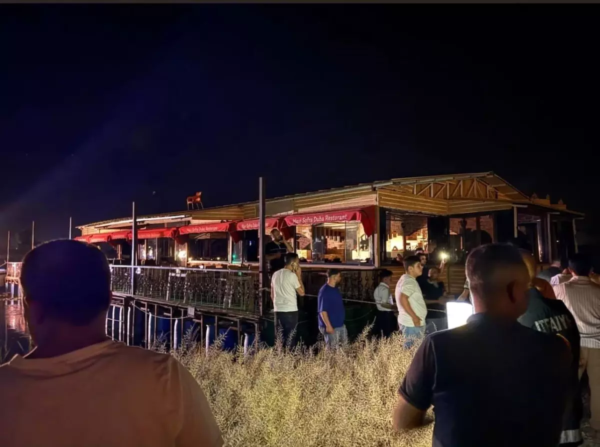 Şanlıurfa'da Duba Restoran Akıntıya Kapıldı, Panik Başladı