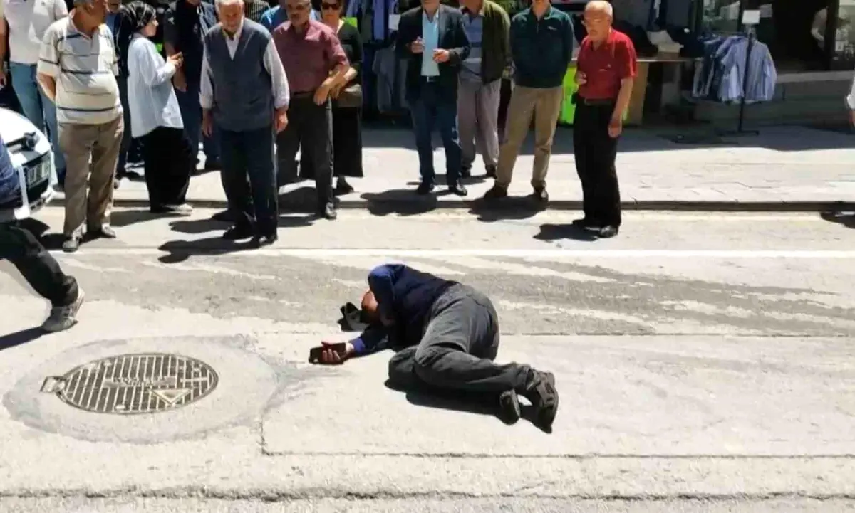 Aksaray'da Seyir Halindeki Araca Atlayan Vatandaş Hastanelik Oldu