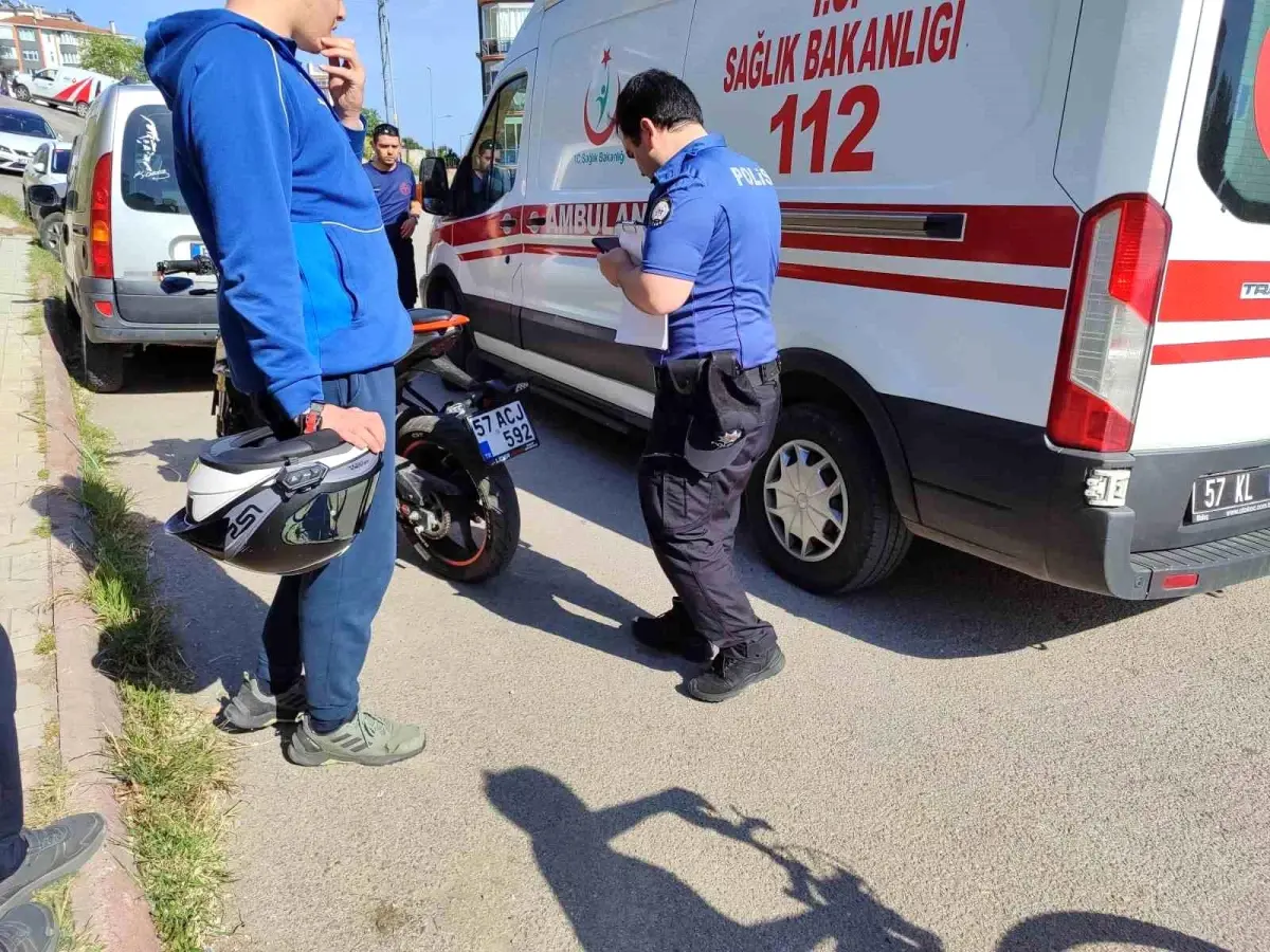 Sinop'ta Minibüs ile Motosiklet Çarpıştı: 2 Yaralı
