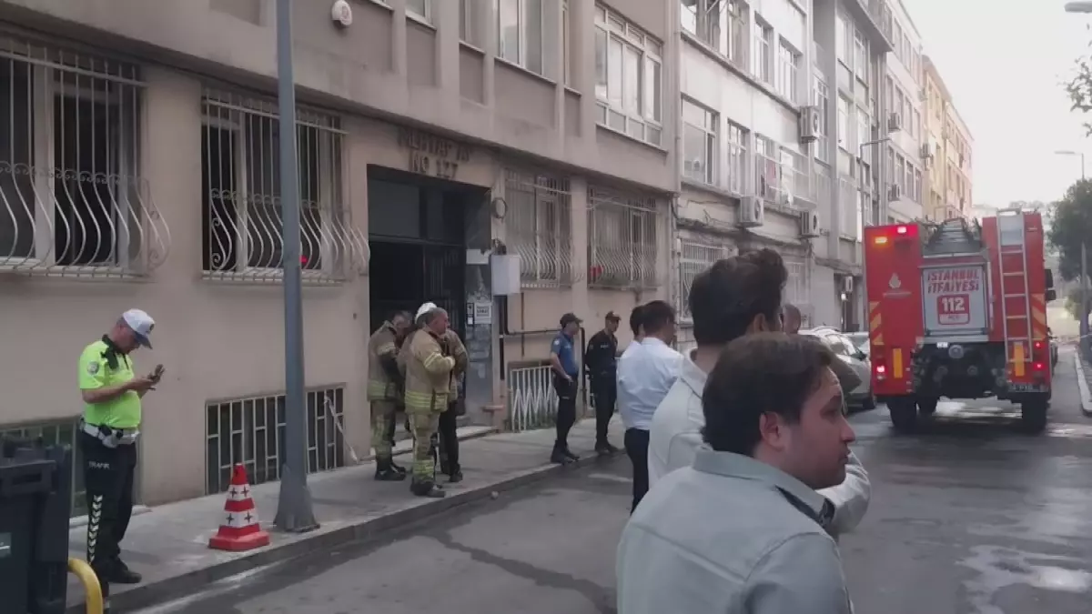 Şişli'de apartman dairesinde yangın - 1