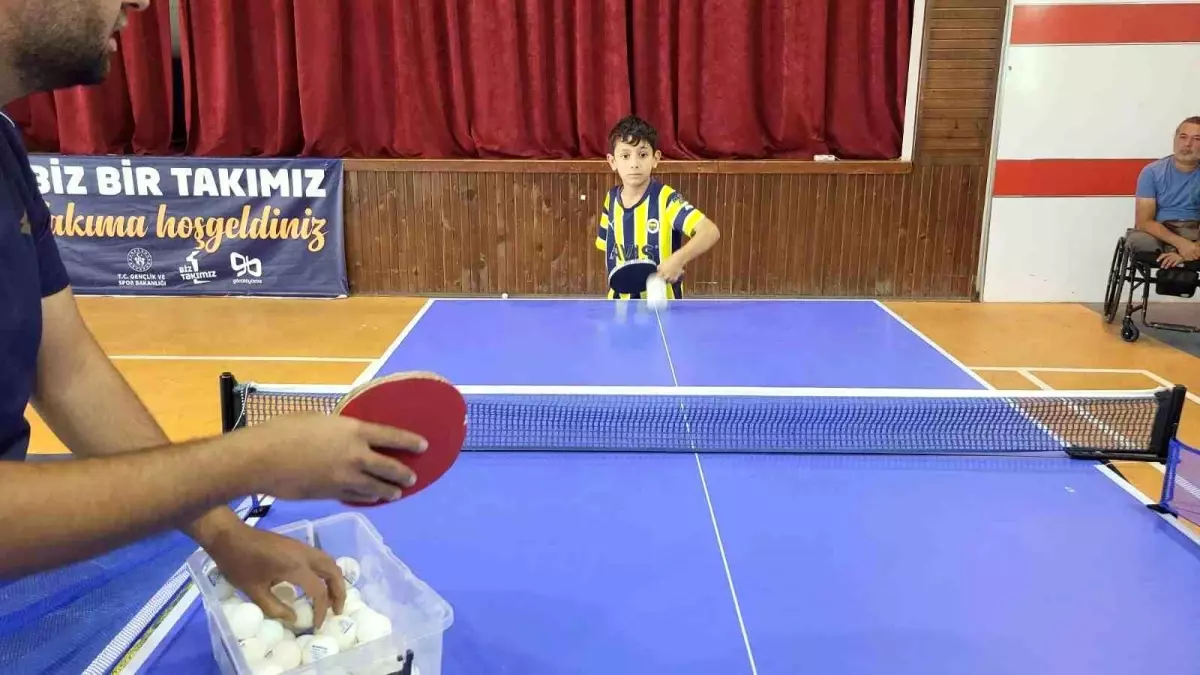 Ertuğrul'un Azmi: Depremde Sağ Kolunu Kaybetti, Sol Koluyla Masa Tenisinde Başarı Elde Ediyor