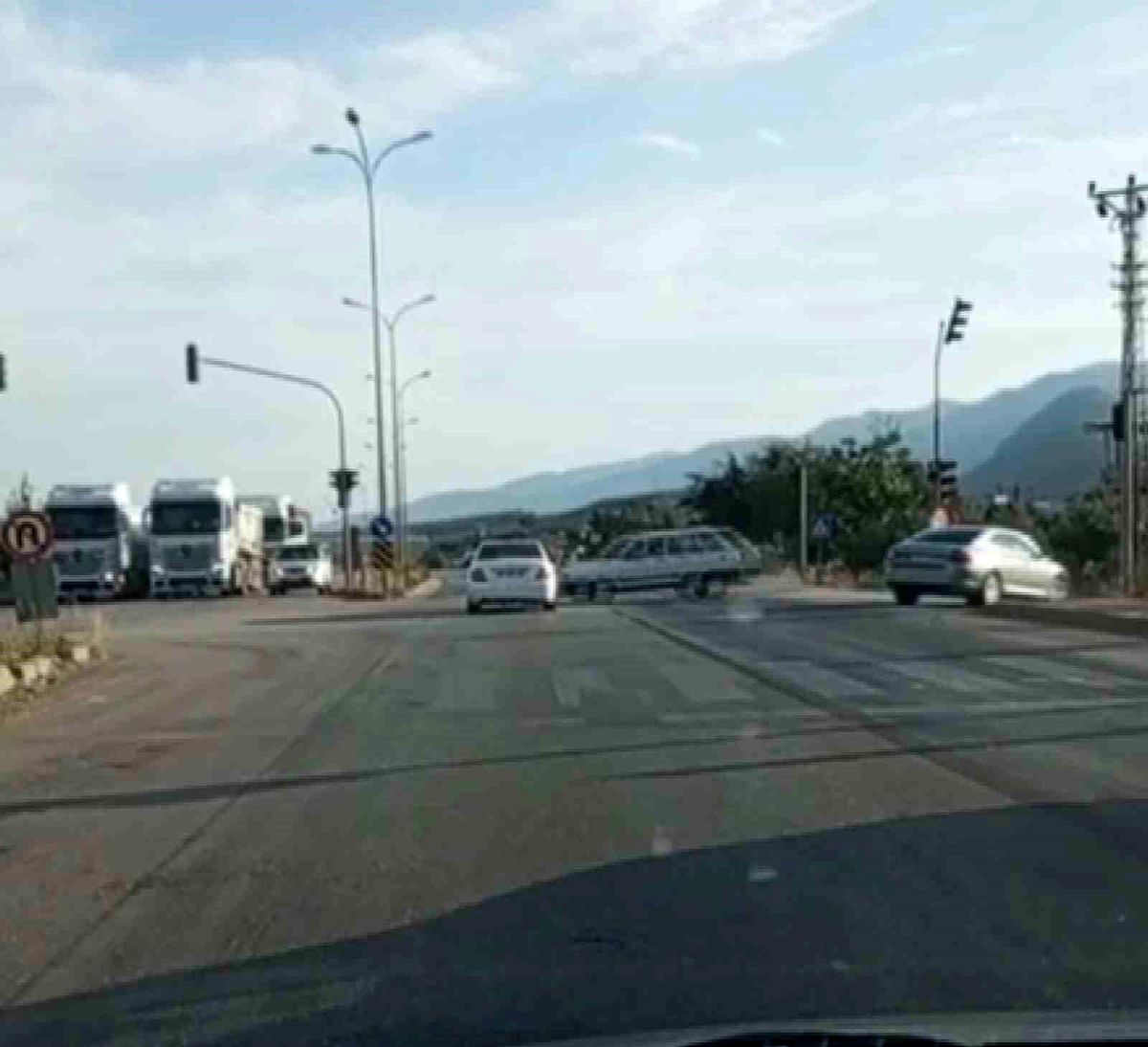 Hatay'da Kavşakta Çarpışma: 2 Yaralı, Çözüm İstendi