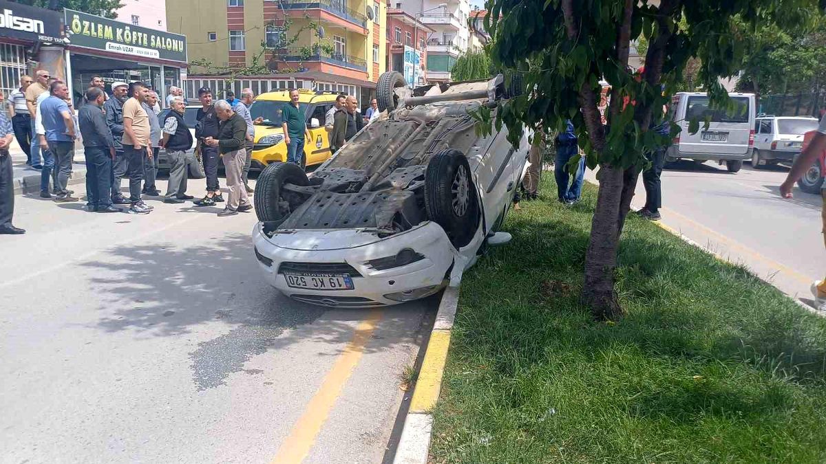 Çorum'da Otomobil Takla Attı, Sürücüler Sağ Kurtuldu