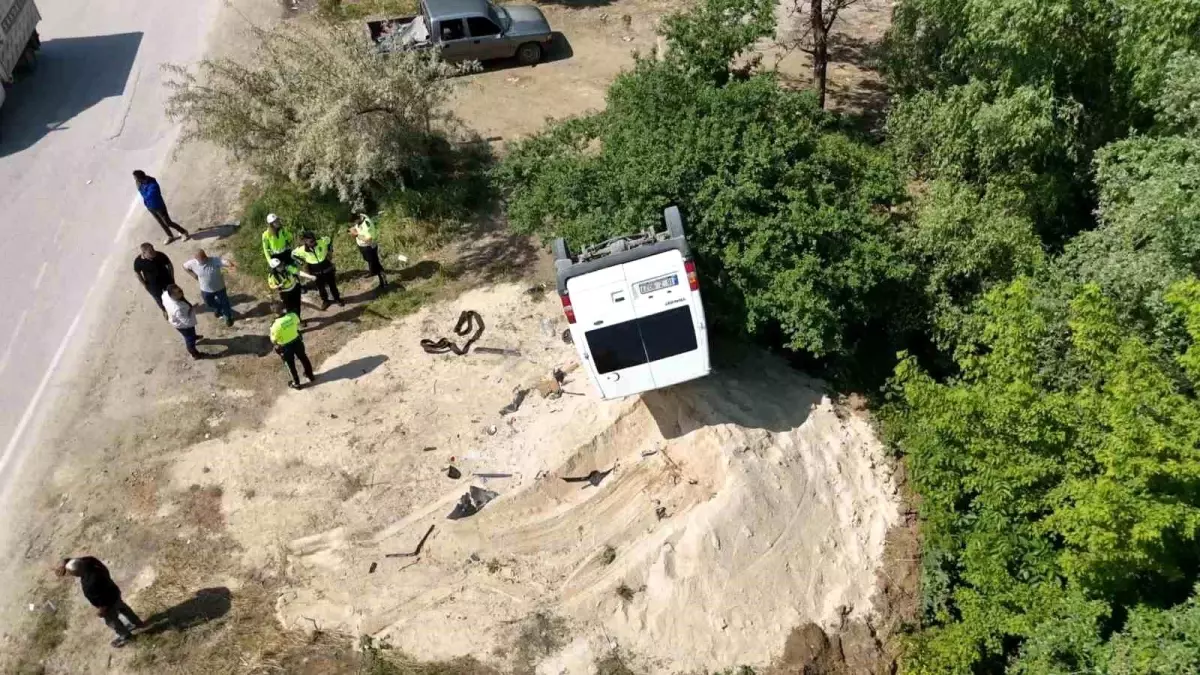Bursa İnegöl'de Minibüs Ters Döndü: 3 Yaralı