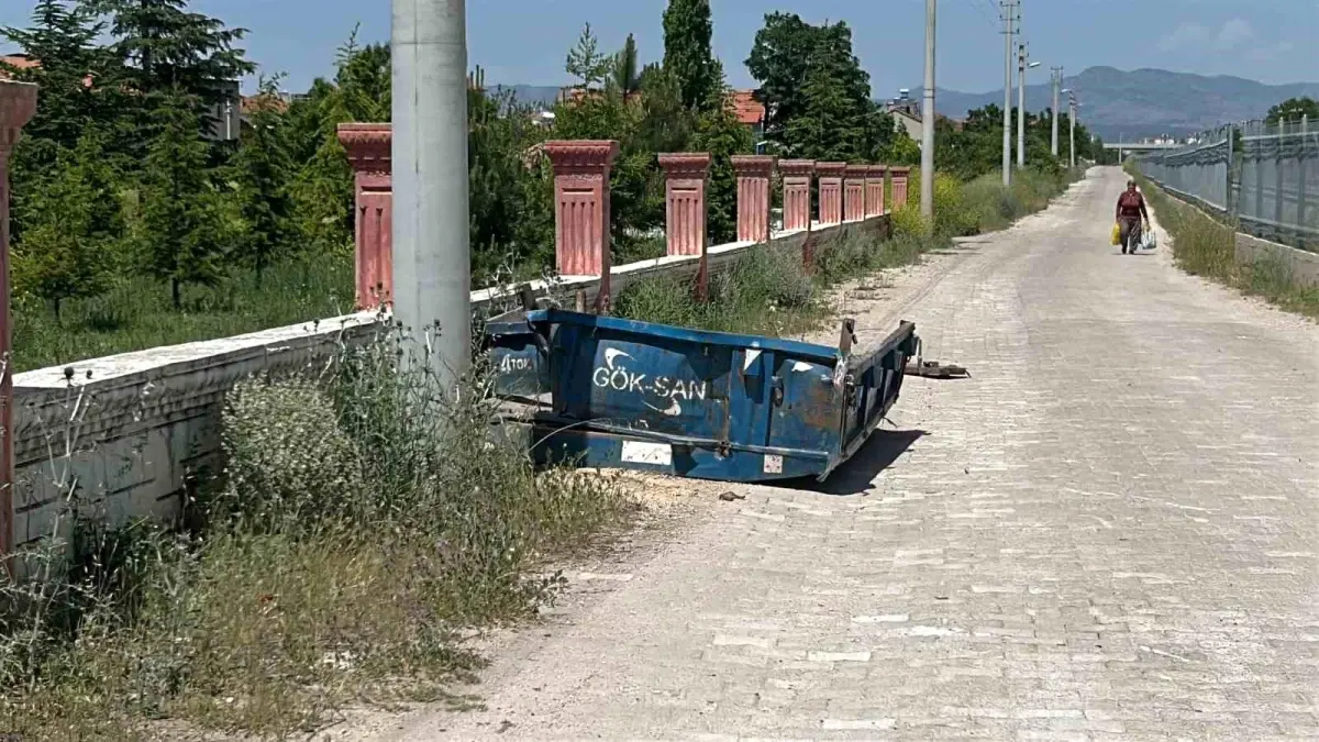 Uşak'ta Traktör ile Tren Çarpıştı: 1 Yaralı