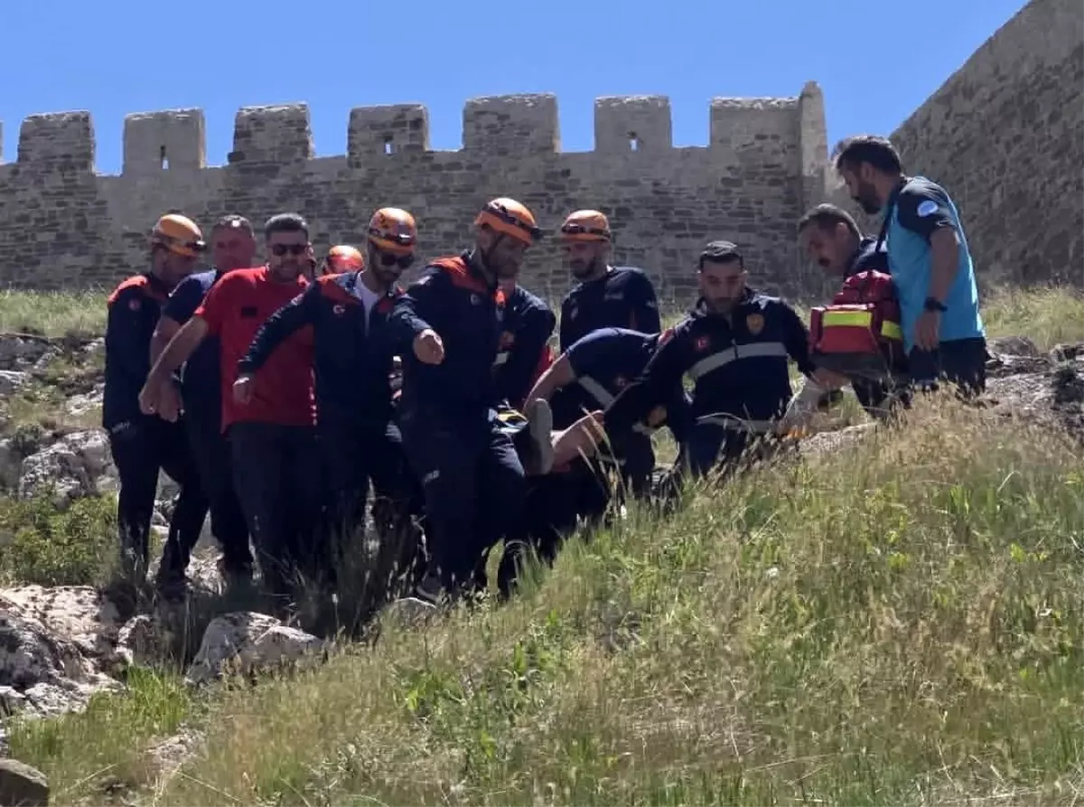 Van Kalesi Eteklerinde Mahsur Kalan Vatandaş Kurtarıldı