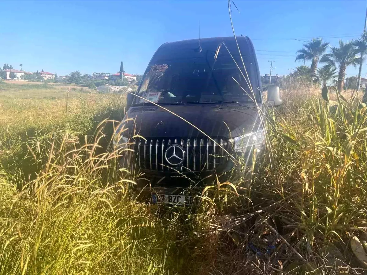 Antalya'da Tur Aracı Tarlaya Girdi: 2 Yaralı