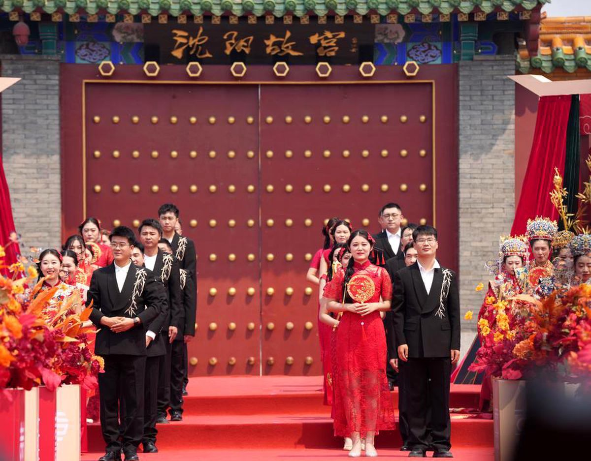 Shenyang'da 52 Çift Geleneksel Kıyafetlerle Nikahlandı