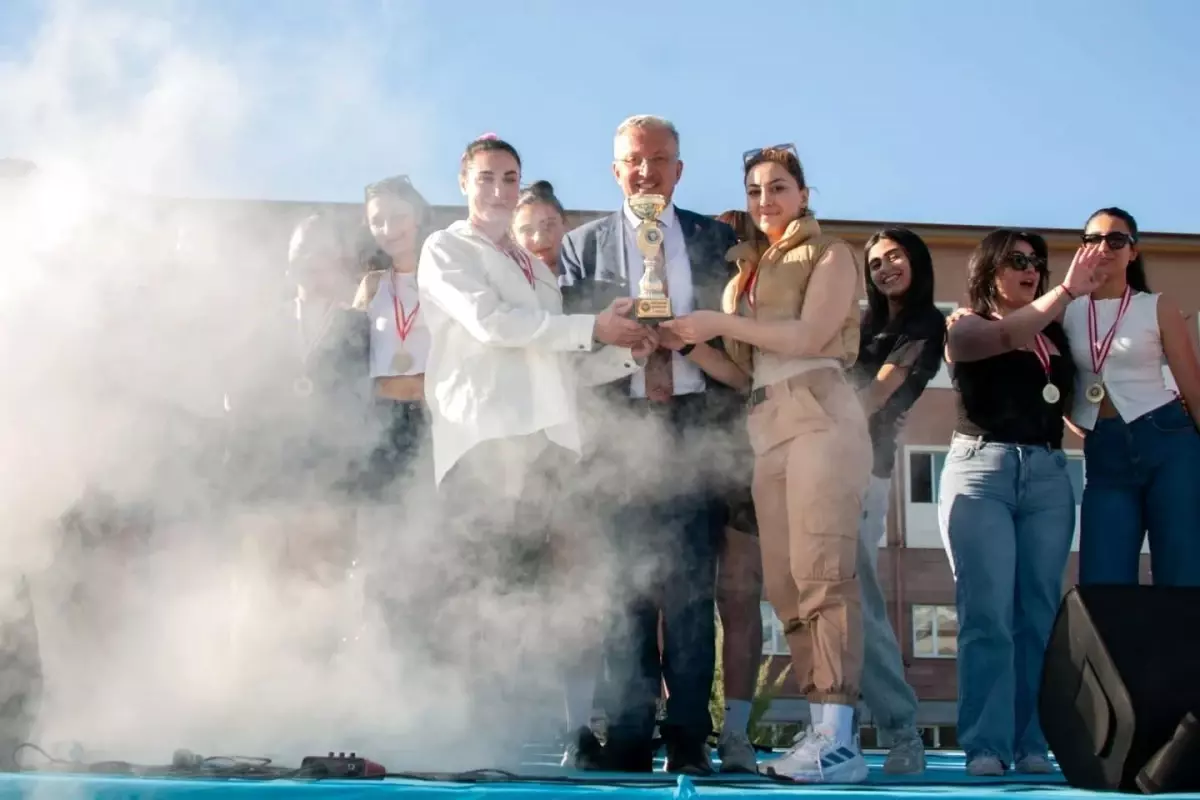 Erzincan Binali Yıldırım Üniversitesi Bahar Şenlikleri’ni Spor Müsabakaları ile Taçlandırdı