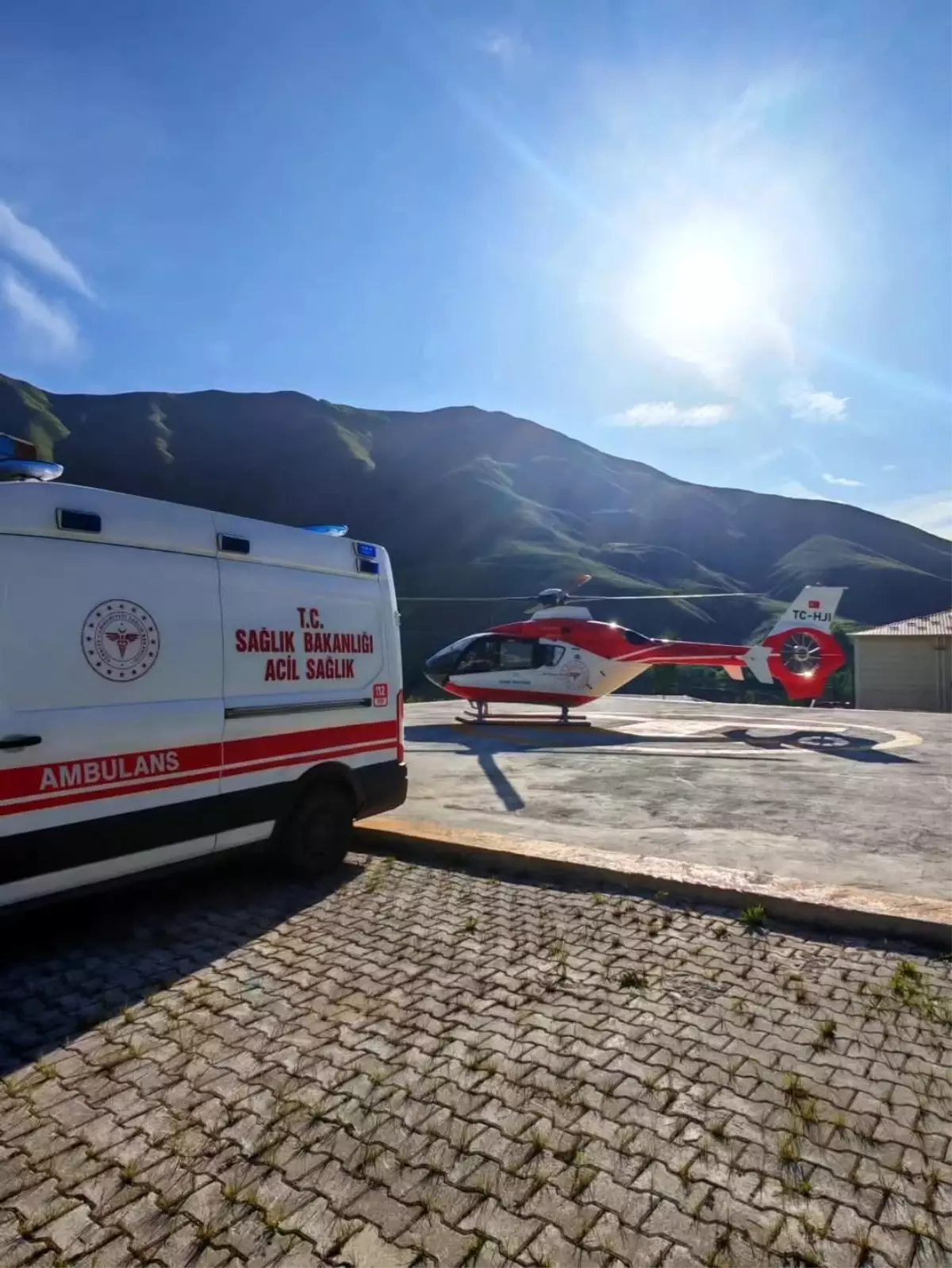 Göğüs Ağrısı Şikayetiyle Hastaneden Helikopterle Sevk