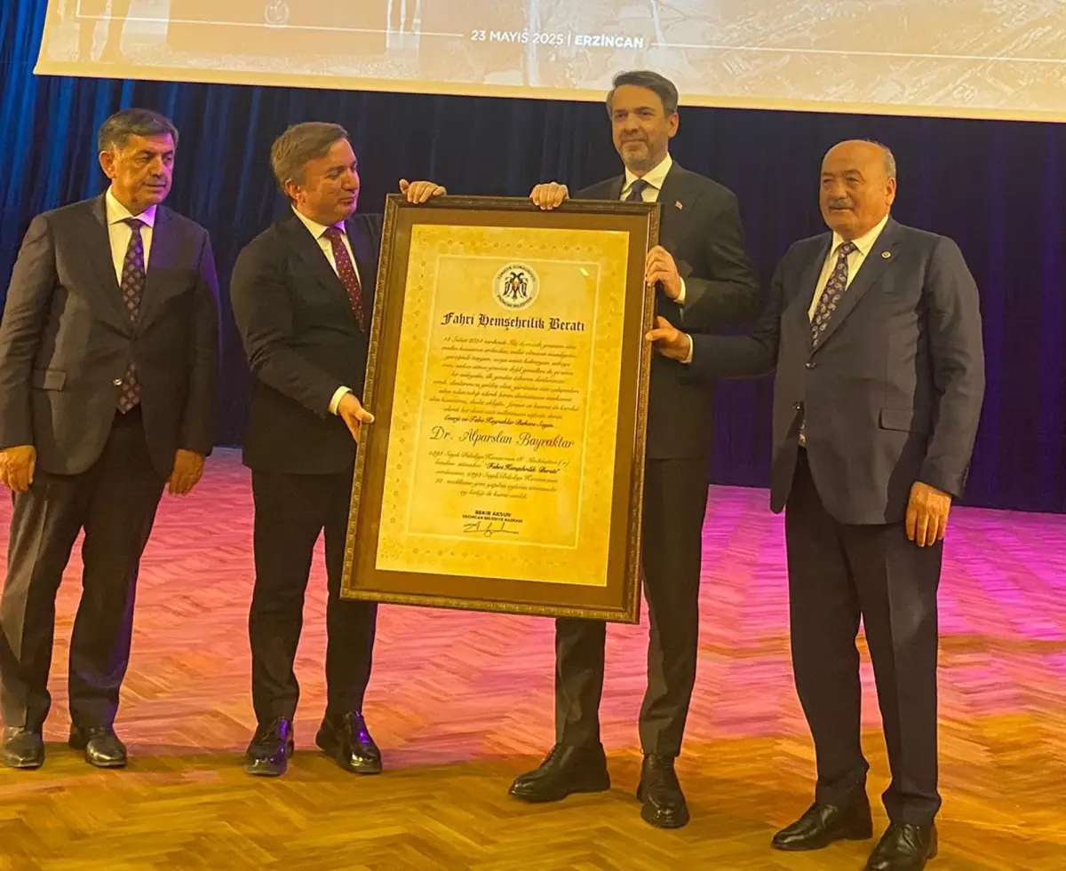 Bakan Bayraktar'a Fahri Hemşehrilik Beratı Verildi