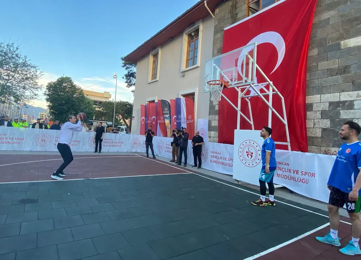 Bakan Bayraktar Gençlerle Basketbol ve Masa Tenisi Oynadı
