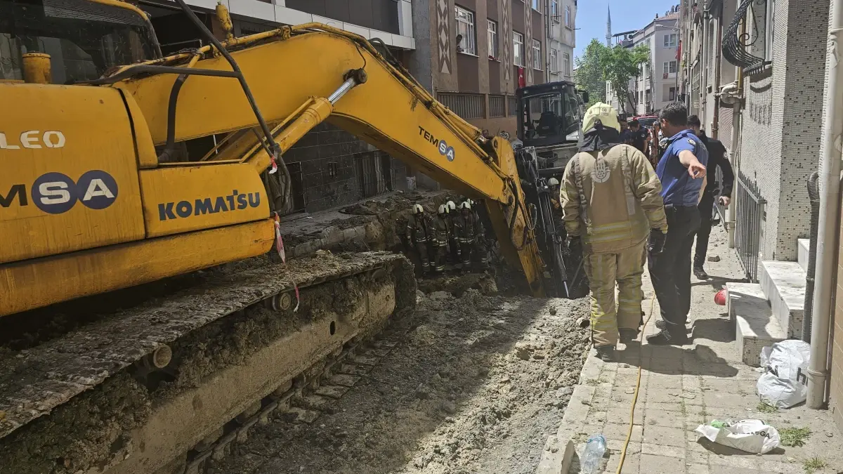 Bayrampaşa'da yol çöktü; 1 kişi mahsur kaldı-2 / Görüntü eklendi