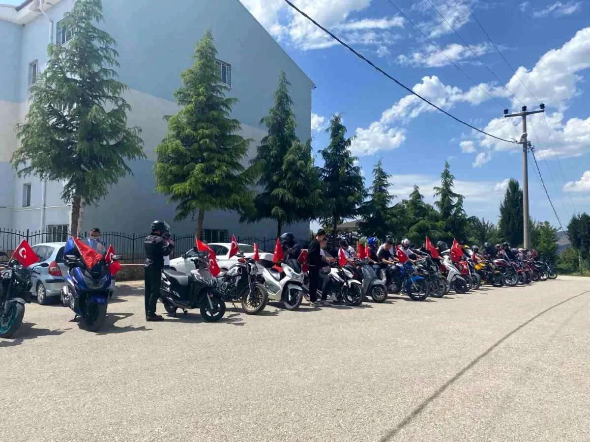 Bursa'da Motosiklet Sürücüleri 'Bir Kural Bir Ömür' Sloganı ile Farkındalık Yaratıyor