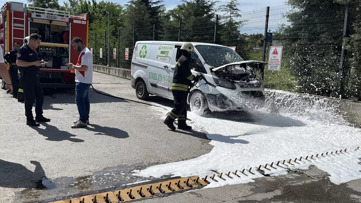 Gebze'de Atık Yağ Yüklü Minibüste Yangın Çıktı