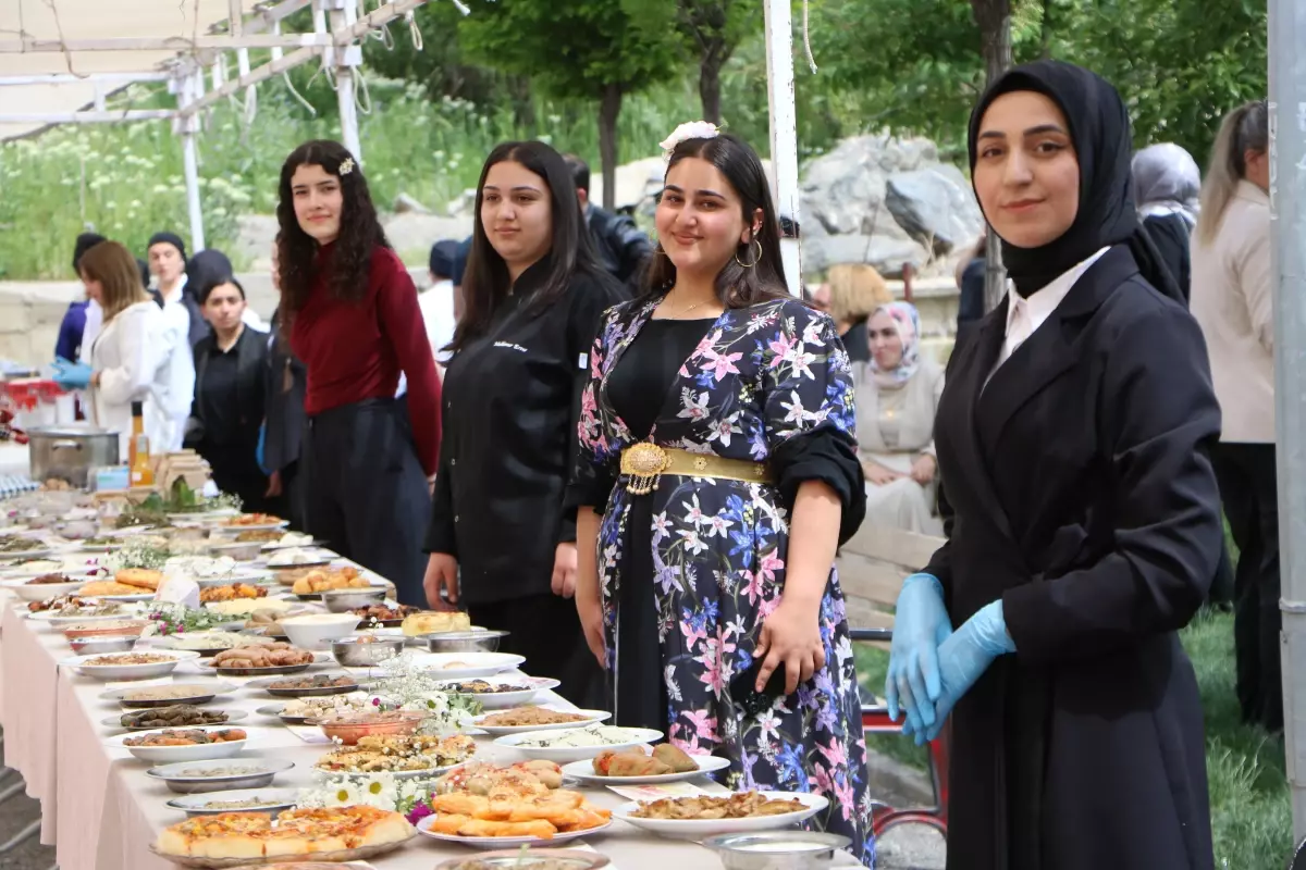 Hakkari'de 1'inci Yöresel Ot Festivali Düzenlendi